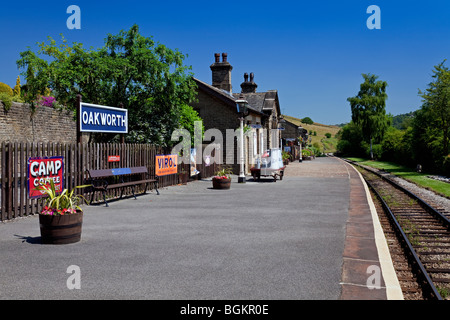 Oakworth Station auf der Keighley & Worth Valley Pensed Steam Railway, Oakworth, West Yorkshire, England, Großbritannien Stockfoto