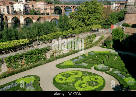 Berbie Palace Gärten Toulouse Lautrec Museum mit Blick auf Tarn Fluß Albi, Frankreich Stockfoto