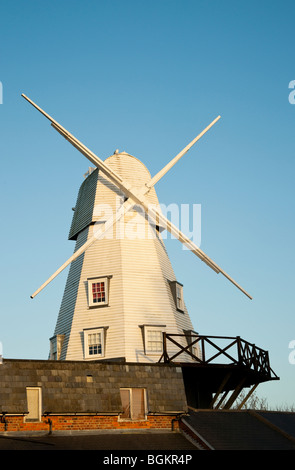 Traditionelle weiße Holz Windmühle bei Sonnenuntergang gegen strahlend blauen Himmel in Rye, East Sussex, Großbritannien Stockfoto