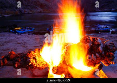 Abend am Lagerfeuer im Camp auf dem Colorado River im Winter Floß-Expedition durch den Grand Canyon, Arizona Stockfoto