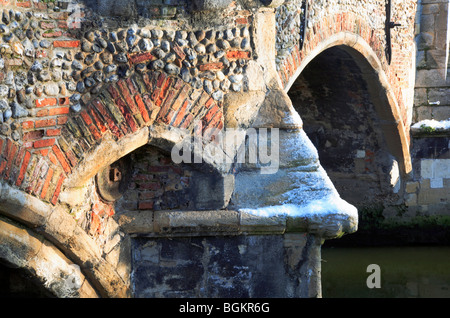 Detail des Bischofs die mittelalterliche Brücke über den Fluss Wensum in Norwich, Norfolk, Großbritannien. Stockfoto