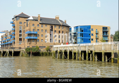 Moderne Wohnungen mit blauen Balkonen mit Blick auf die Themse in Wapping Tower Hamlets East London England UK Stockfoto