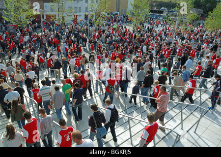 Fans, die die Stufen des Arsenal Football Club Emirates Stadium Holloway London England, Großbritannien, hinunterlaufen Stockfoto