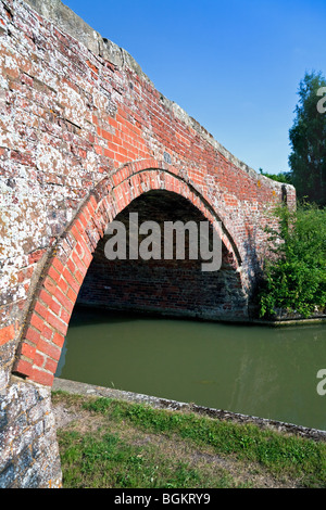 England, Northamptonshire, nahe Braunston, Oxford Canal mit Brücke Nr. 99 Stockfoto