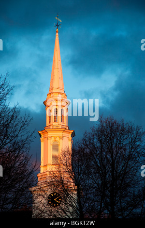 Letzte Sonnenstrahlen Sonnenuntergang Baden den Kirchturm von der First Congregational Church in Lexington, Massachusetts USA Stockfoto