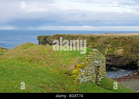 Die Fischerhäuser Hütte auf dem Küstenpfad, der Walknochen auf Birsay Orkney Festland.  SCO 5866 Stockfoto