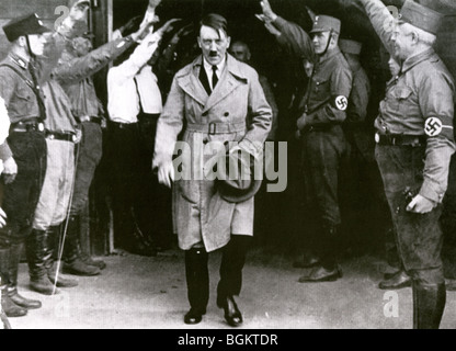 ADOLF HITLER - deutschen Nazi-Führer wird durch braune Hemden auf der rechten Seite begrüßte. Stockfoto