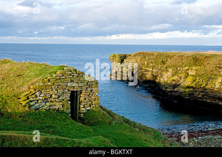 Die Fischerhäuser Hütte auf dem Küstenpfad, der Walknochen auf Birsay Orkney Festland.  SCO 5874 Stockfoto