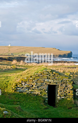 Die Fischerhäuser Hütte auf dem Küstenpfad, der Walknochen auf Birsay Orkney Festland.  SCO 5875 Stockfoto