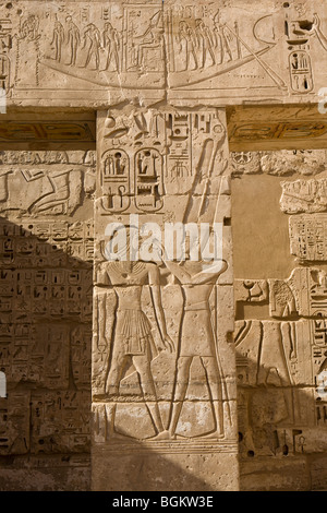 Reliefs zeigen heilige Barke in einer Kammer in Medinet Habu, Leichenhalle Tempel von Ramses III, Westufer des Nil, Luxor, Ägypten Stockfoto