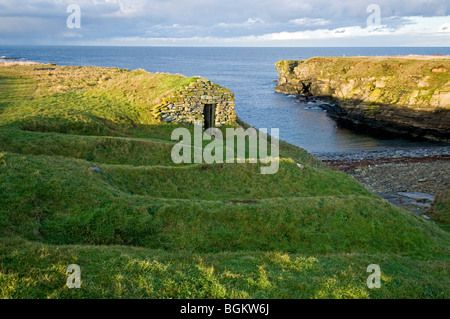 Die Fischerhäuser Hütte auf dem Küstenpfad, der Walknochen auf Birsay Orkney Festland.  SCO 5876 Stockfoto