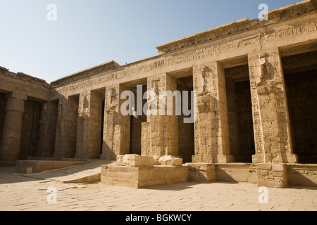 Das später angerufene Gericht mit Osiris Spalten in Medinet Habu, Leichenhalle Tempel von Ramses III, Westufer des Nil, Luxor, Ägypten Stockfoto