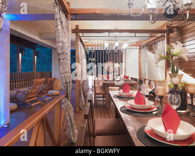 Esstisch mit Kronleuchtern eingerichtet auf Achterdeck Stockfoto