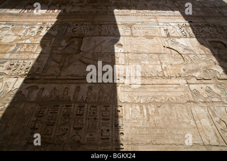 Schatten der Spalte an der zweiten Hof in Medinet Habu, Leichenhalle Tempel von Ramses III, Westufer des Nil, Luxor, Ägypten Stockfoto