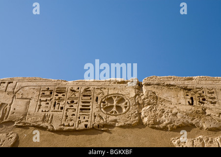 Reliefs an der Wand zeigt später koptische Kreuz in Medinet Habu, Leichenhalle Tempel von Ramses III, Westufer des Nil, Luxor, Ägypten Stockfoto