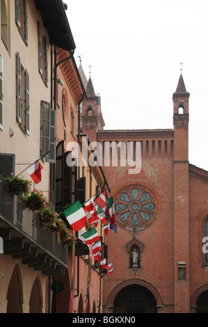 Teil der Fassade der Kathedrale Duomo Alba Piemont Italien mit Palazzo del Comune hing mit Banner Links Stockfoto