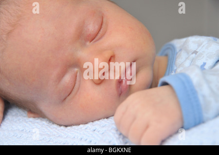 Neugeborenes Baby junge schlafend Stockfoto