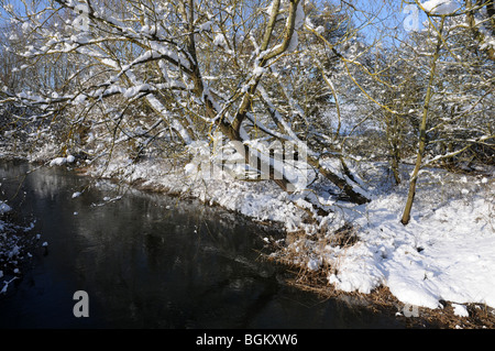Th-Fluss Cherwell in der Sonne nach einem Schneesturm. Stockfoto