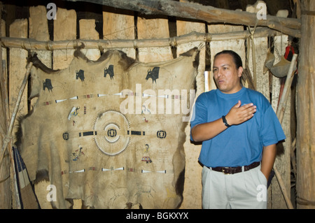 Lakota Sioux Reiseleiter, der im On A Slant Indian Village im Abraham Lincoln State Park an der Grenze zu South Dakota in der Nähe von Mandan ND angestellt ist Stockfoto