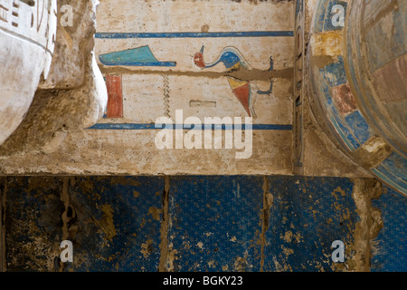 Relief auf der Decke zeigt einen Vogel in Medinet Habu, Leichenhalle Tempel von Ramses III, Westufer des Nil, Luxor, Ägypten Stockfoto