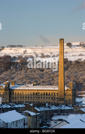 Ein Winter-Blick über Reihen von Reihenhäusern, Salts Mill in Saltaire, in der Nähe von Bradford, West Yorkshire Stockfoto