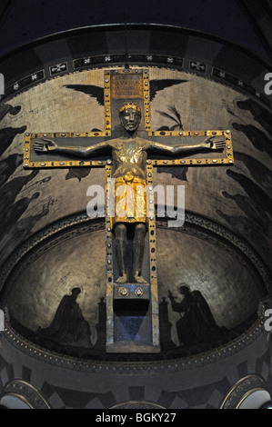 Statue Schnitzerei des gekreuzigten Christus hängen unter dem Dach des Kirchenschiffs in Saint Lawrence Kathedrale Duomo Alba Italien Stockfoto