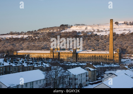 Ein Winter-Blick über Reihen von Reihenhäusern, Salts Mill in Saltaire, in der Nähe von Bradford, West Yorkshire Stockfoto