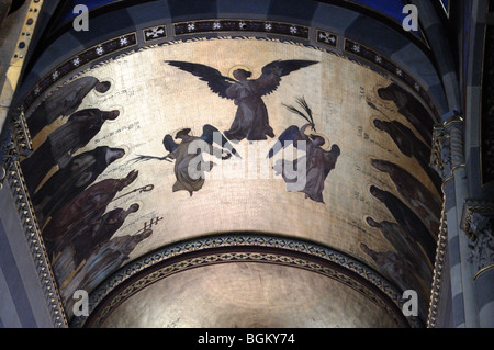 Engel und Apostel unter vergoldeten Decke des Kirchenschiffes in Saint Lawrence Kathedrale Duomo Alba Italien Stockfoto