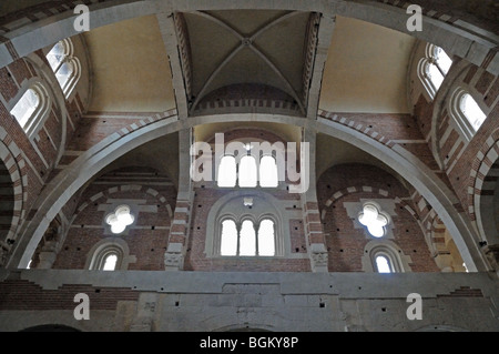 Detail der Innenausstattung zeigt Bögen der Tuf und Ziegel Bau in Saint Lawrence Kathedrale Duomo Alba Italien Stockfoto