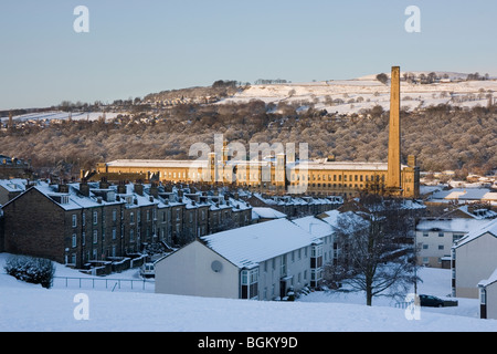 Ein Winter-Blick über Reihen von Reihenhäusern, Salts Mill in Saltaire, in der Nähe von Bradford, West Yorkshire Stockfoto