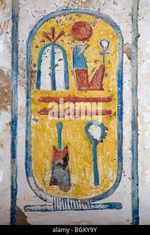 Relief zeigt Kartusche von Ramses III in Medinet Habu, Leichenhalle Tempel von Ramses III, Westufer des Nil, Luxor, Ägypten Stockfoto