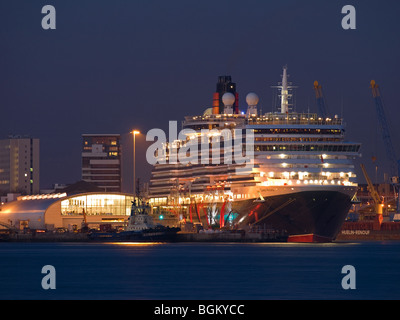 Cunard-Kreuzfahrtschiff, die Queen Victoria an der Ocean Terminal Southampton UK am frühen Abend festgemacht Stockfoto