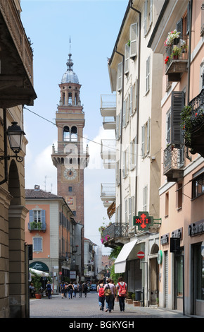 Blick hinunter Via Saffi vorbei an der Piazza Mazzini in Richtung zum Torre Civica in Casale Monferrato Italien Stockfoto