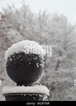 Oberen Teil der Spalte Zaun mit Schnee bedeckt, Nahaufnahme Stockfoto