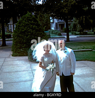 NJ, USA - Hochzeit, Braut mit Vater vor der katholischen Kirche.'Old Family Photos' Vintage American photos Stockfoto