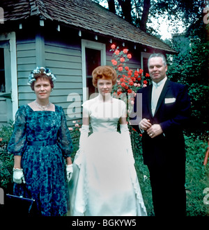 1960er Jahre Hi-gh School Graduation Mädchen Porträt draußen im Garten, in formeller Kleidung, 'Old Family Photos' Vintage American Photos, 1960er Jahre Familie, Frau Vintage 1960er Sommer Stockfoto