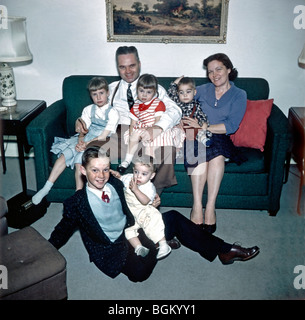 Familienarchiv Foto. Großes Familienporträt „Alte Familienfotos“ Gruppe, die im Wohnzimmer auf der Couch sitzt, Vintage-amerikanische Fotos, New Jersey 1950er Jahre, Familiengenerationen Stockfoto