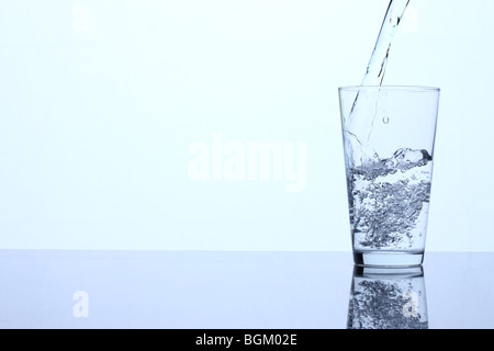 Glas Wasser gießen Stockfoto