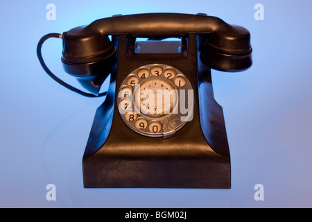 schwarze Retro-Telefonstudio erschossen blauen Hintergrund Stockfoto