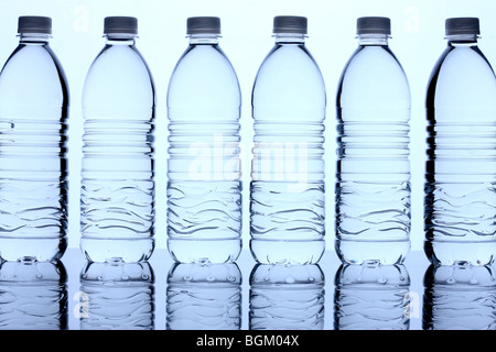 Flaschen Wasser in Zeile