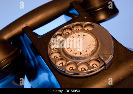 schwarze Retro-Telefonstudio erschossen blauen Hintergrund Stockfoto