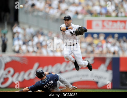 EREK Jeter #2 der New York Yankees versucht, ein doppeltes Spiel als Joe Dillon #11 der Tampa Bay Rays Dias drehen Stockfoto