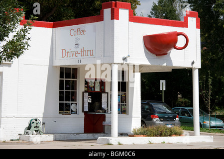Denver Colorado. Buzz Cafe in einer umgebauten Tankstelle Füllung hat einen riesige rote Kaffee Tasse Becher der Wand herausragen. Stockfoto