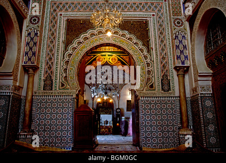 Marokkaner, marokkanische Volk, Heiligtum der Zaouia Moulay Idriss II, Schrein, Grab, Fès el-Bali, Stadt Fes, Fes, Marokko, Nordafrika, Afrika Stockfoto