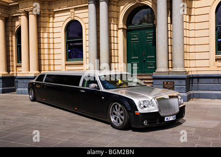 Bendigo Australien / einer Luxuslimousine außerhalb der circa 1885 Bendigo Rathaus in Bendigo Victoria Australien. Stockfoto