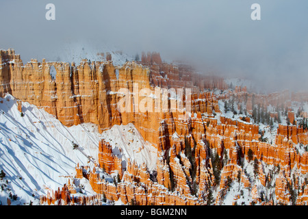 Winter Schnee Blick auf Bryce Canyon in Utah mit Wolken Nebel kommen in Stockfoto