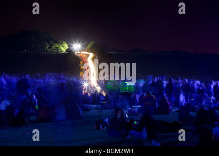 Massen, die Annäherung an Stonehenge am Vorabend der Sommersonnenwende Stockfoto