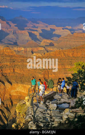 Besucher Grand Canyon von Yavapai Point auf der South Rim in Grand Canyon National Park, Arizona, USA Stockfoto