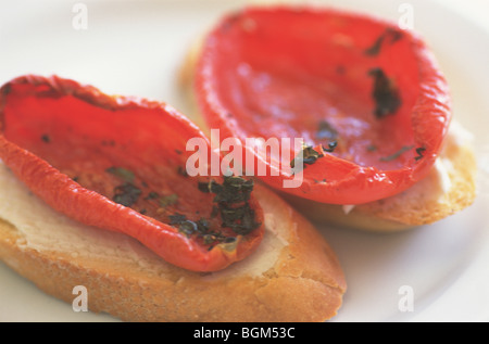 Tomaten in Scheiben Brot garniert mit Kraut Stockfoto