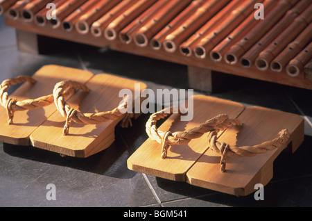 Zwei Paare von Geta-Sandalen Stockfoto